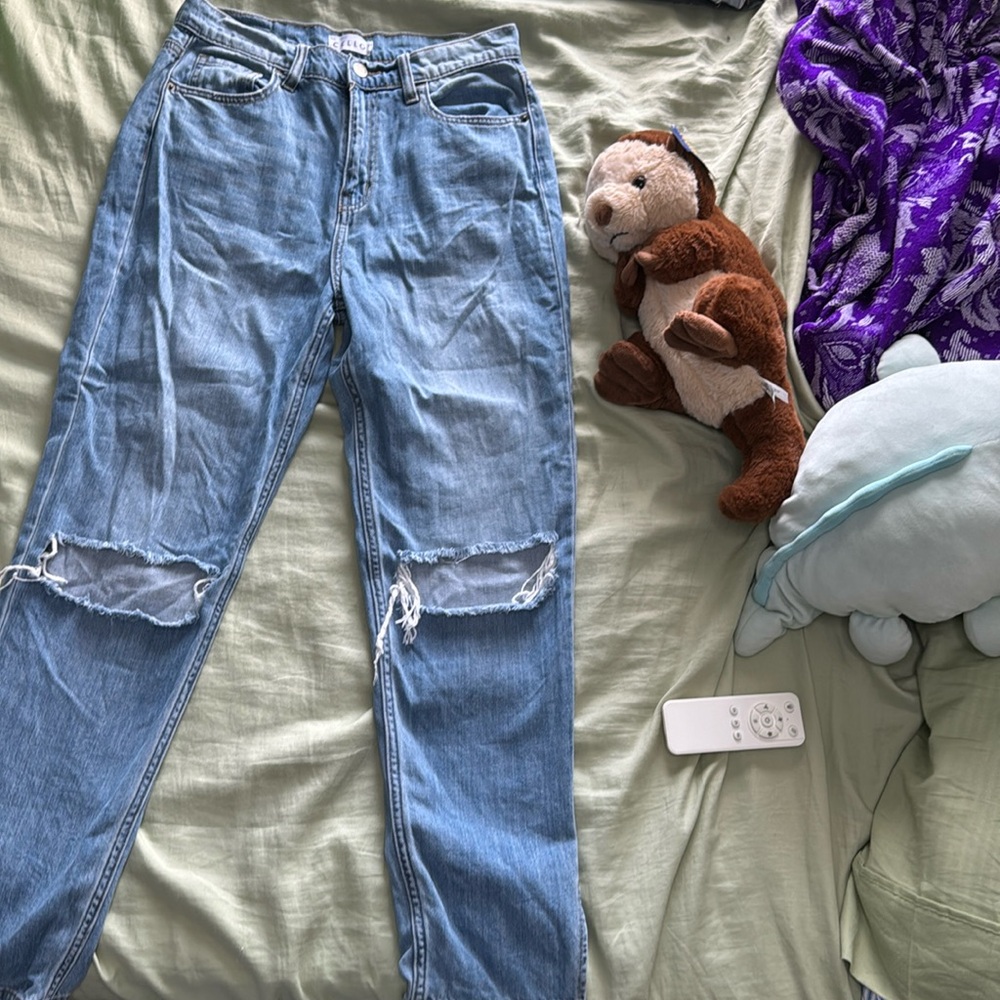 Baggy jeans // mom jeans // ripped mom jeans